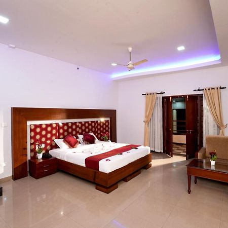 Empire Residency Hotel Tiruvalla Eksteriør billede