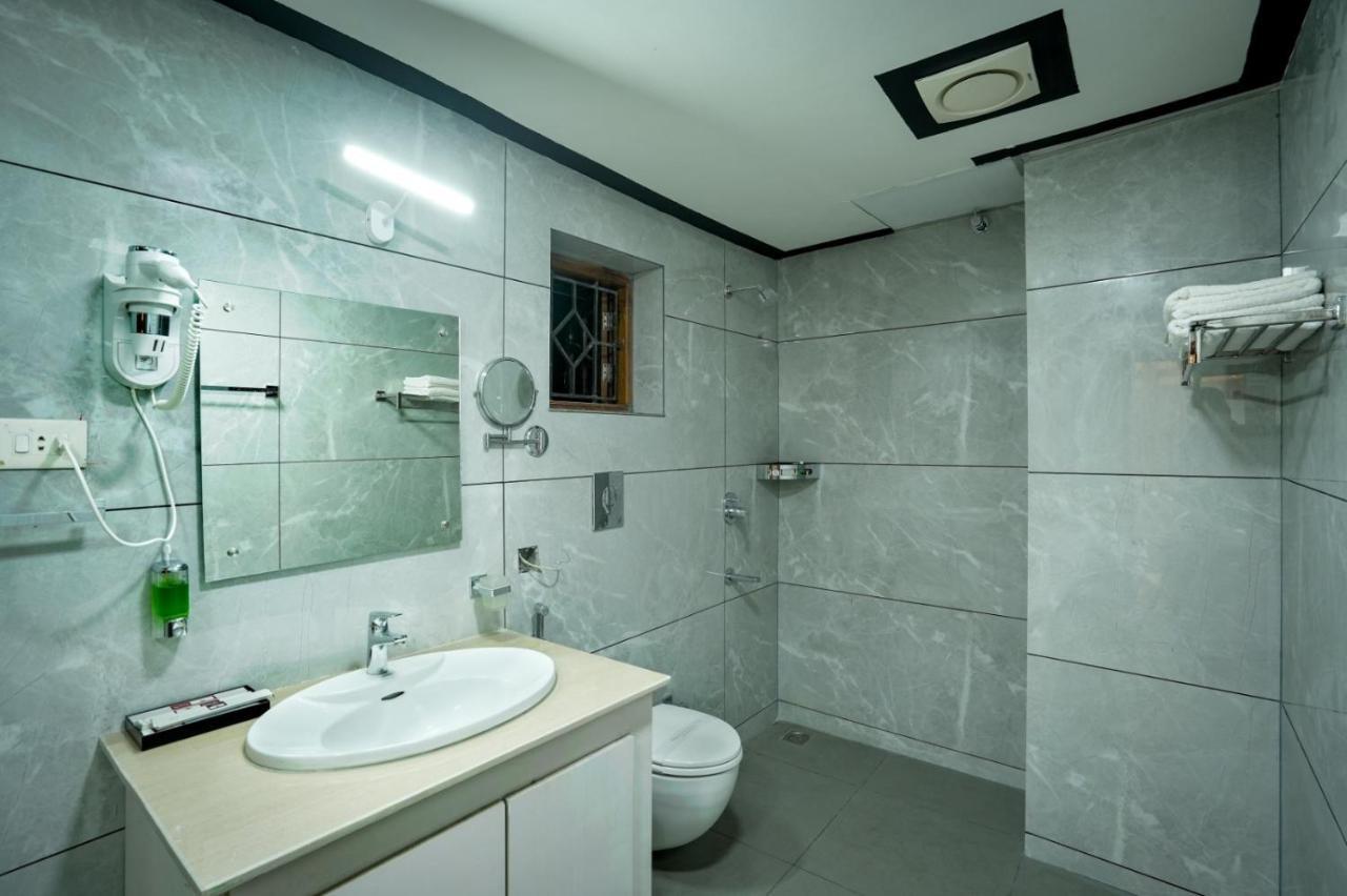 Empire Residency Hotel Tiruvalla Eksteriør billede