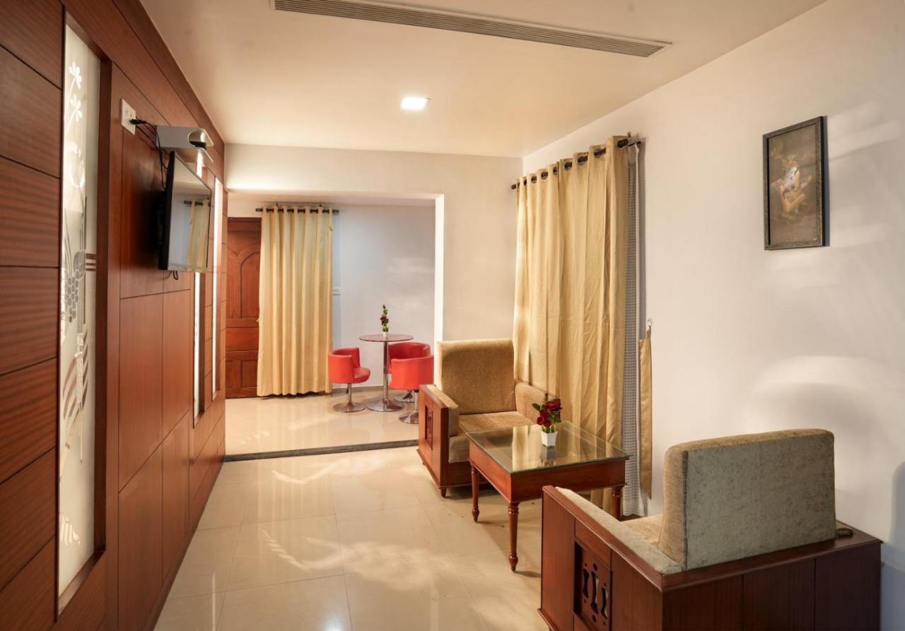 Empire Residency Hotel Tiruvalla Eksteriør billede