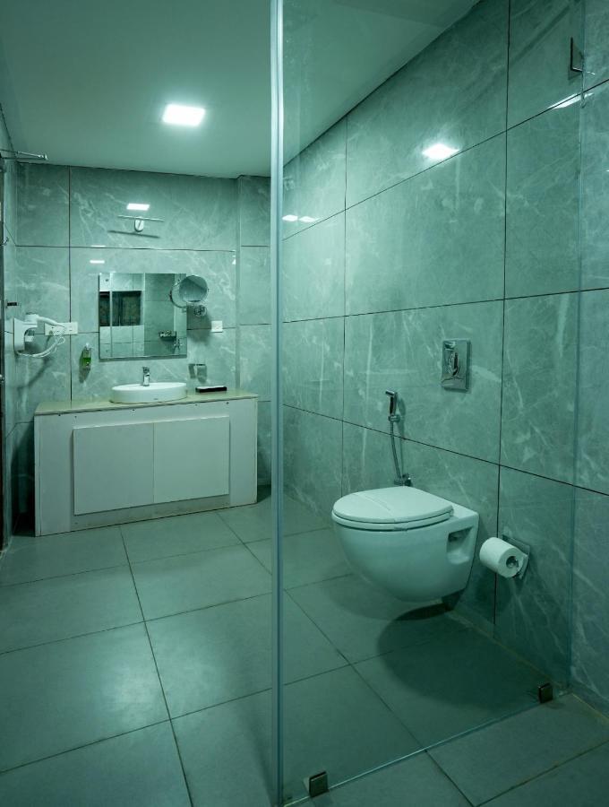 Empire Residency Hotel Tiruvalla Eksteriør billede
