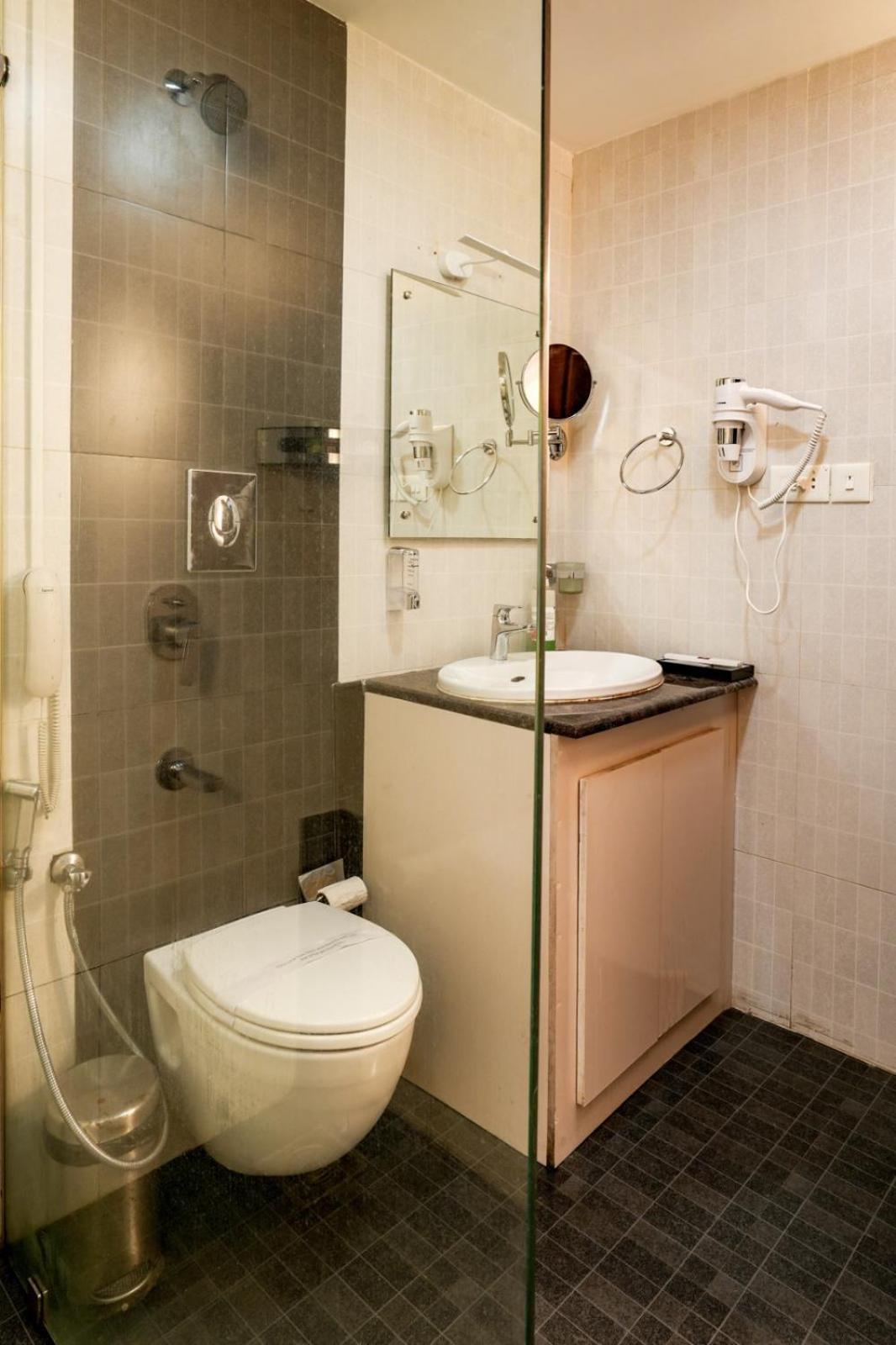 Empire Residency Hotel Tiruvalla Eksteriør billede