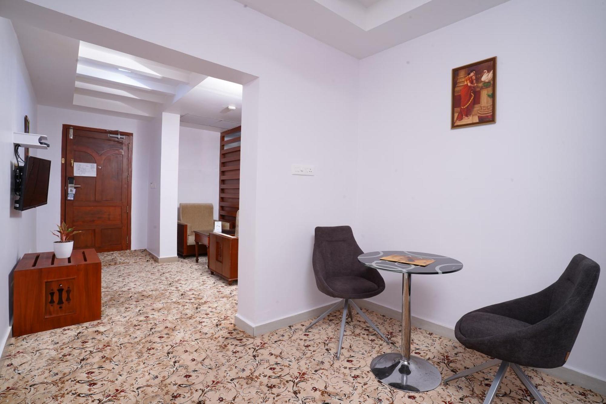 Empire Residency Hotel Tiruvalla Eksteriør billede