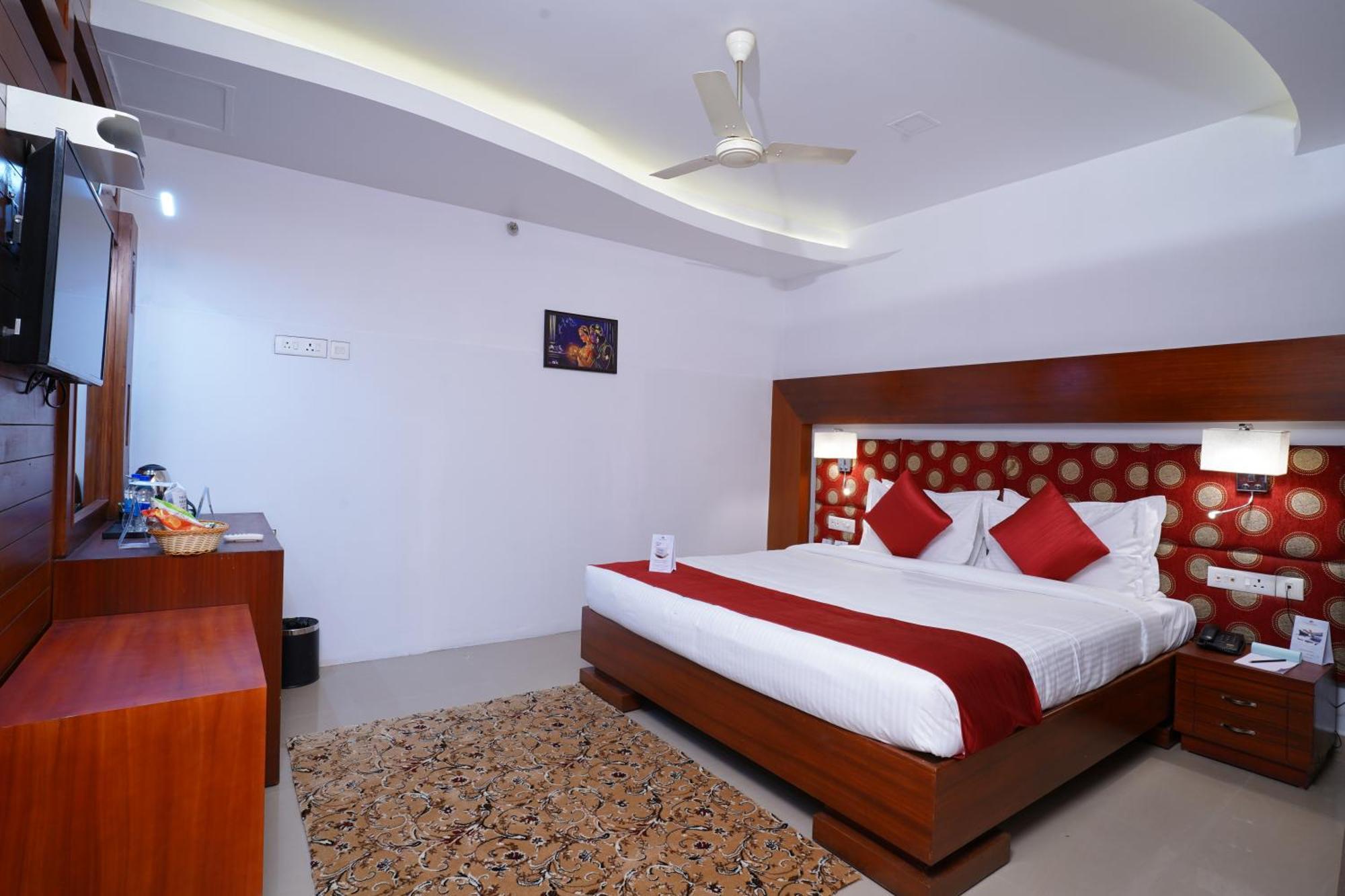 Empire Residency Hotel Tiruvalla Eksteriør billede